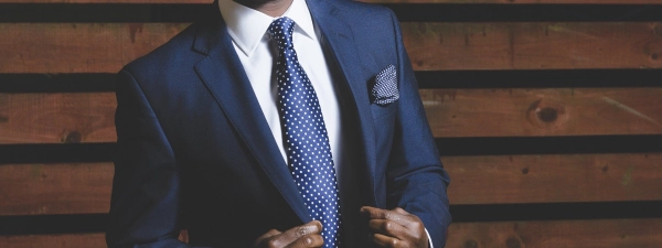 Biznesmen w garniturze i krawacie.
